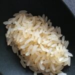 Jak zapobiec przywieraniu ryżu do dna garnka podczas gotowania?